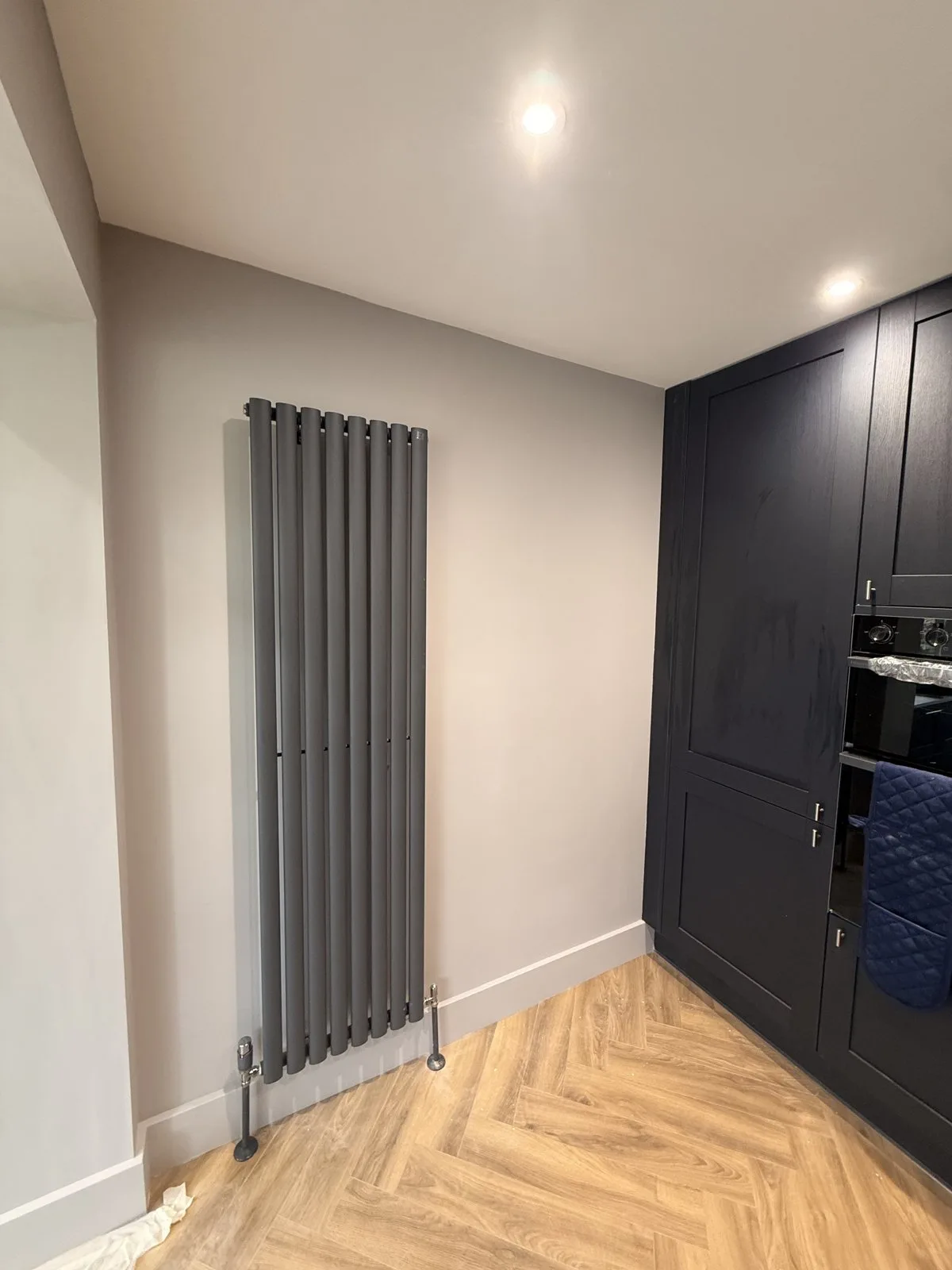 Neutral kitchen wall and ceiling finish — painting and decorating by LJAY’s